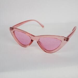 Cateye sleek sunglasses